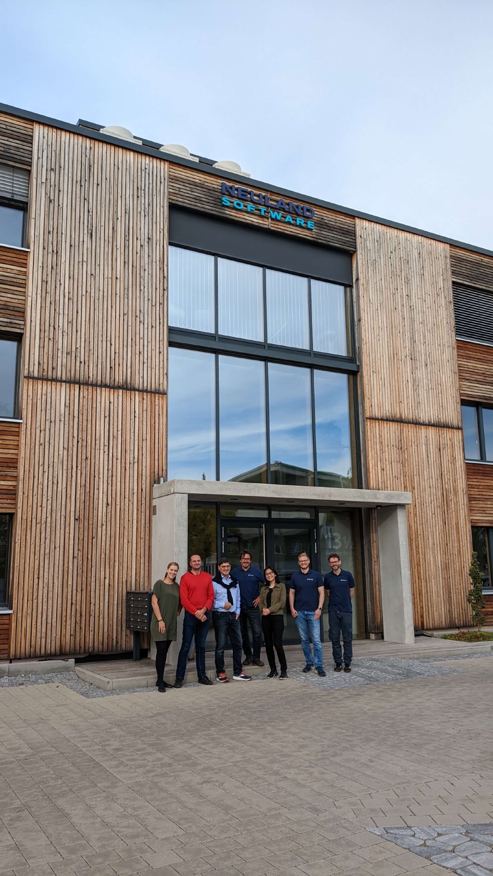 Bildunterschrift: NEULAND Software GmbH und Brainstorm GmbH schließen Vertrag für Joint Venture im NEULAND-Software-Gebäude in Augsburg.