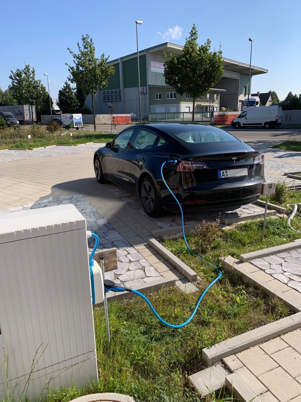 Ein Tesla beim laden an der Ladesäule